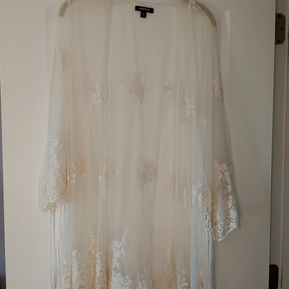 Torrid light cream/ivory kimono wrap